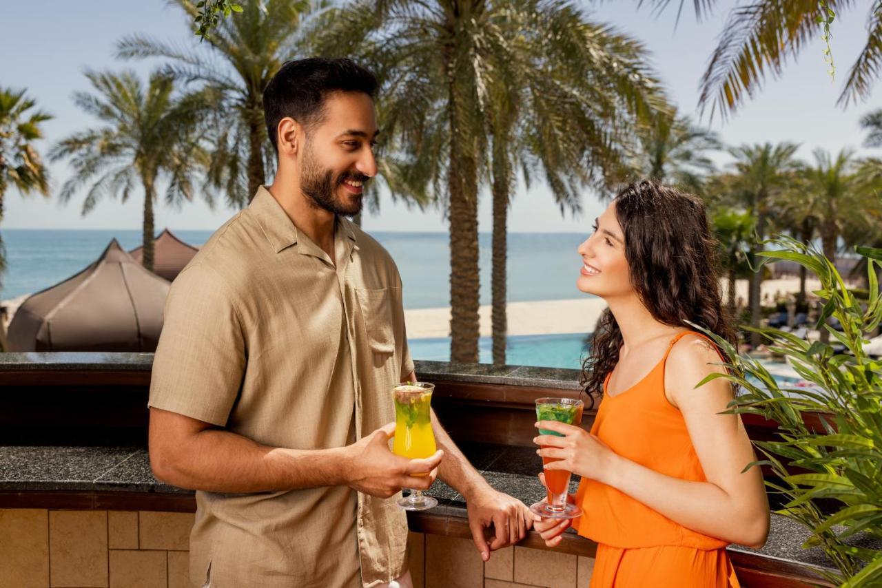 Jumeirah Messilah Beach Kuwait Kuwait City Luaran gambar A couple at Jumeirah Beach Hotel