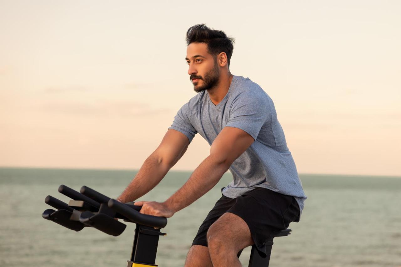 Jumeirah Messilah Beach Kuwait Kuwait City Luaran gambar A man on a stationary bicycle