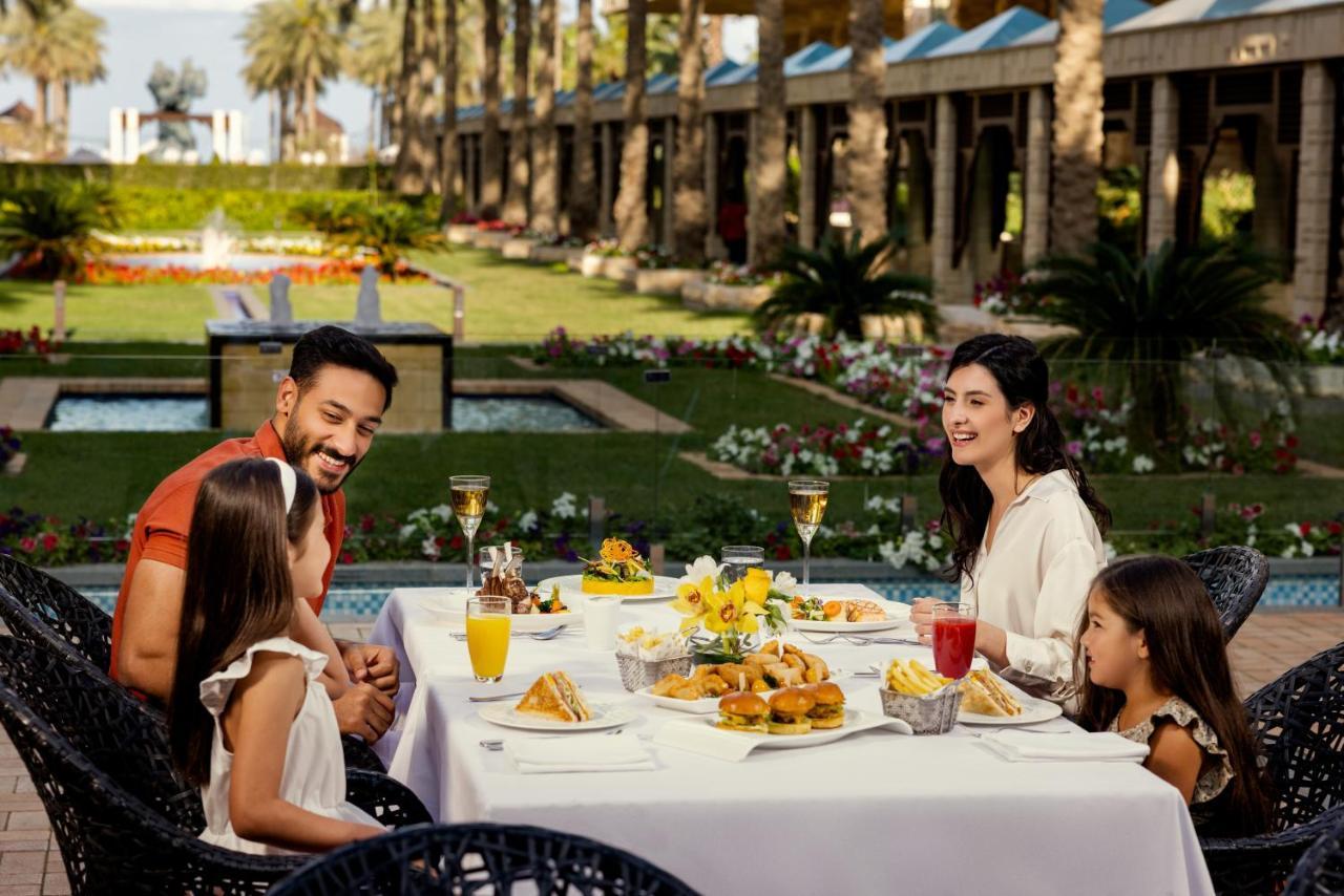Jumeirah Messilah Beach Kuwait Kuwait City Luaran gambar Family dining at the resort