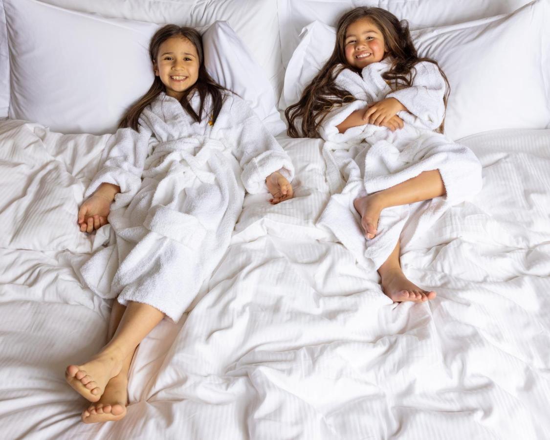 Jumeirah Messilah Beach Kuwait Kuwait City Luaran gambar Two girls wearing bathrobes