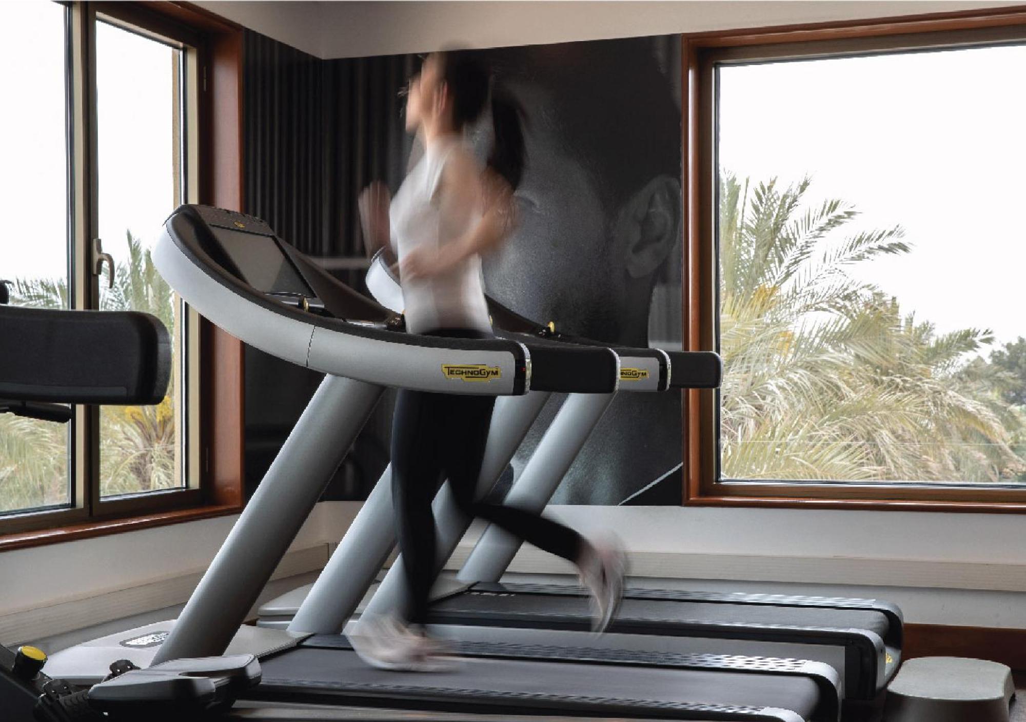 Jumeirah Messilah Beach Kuwait Kuwait City Luaran gambar A treadmill in use