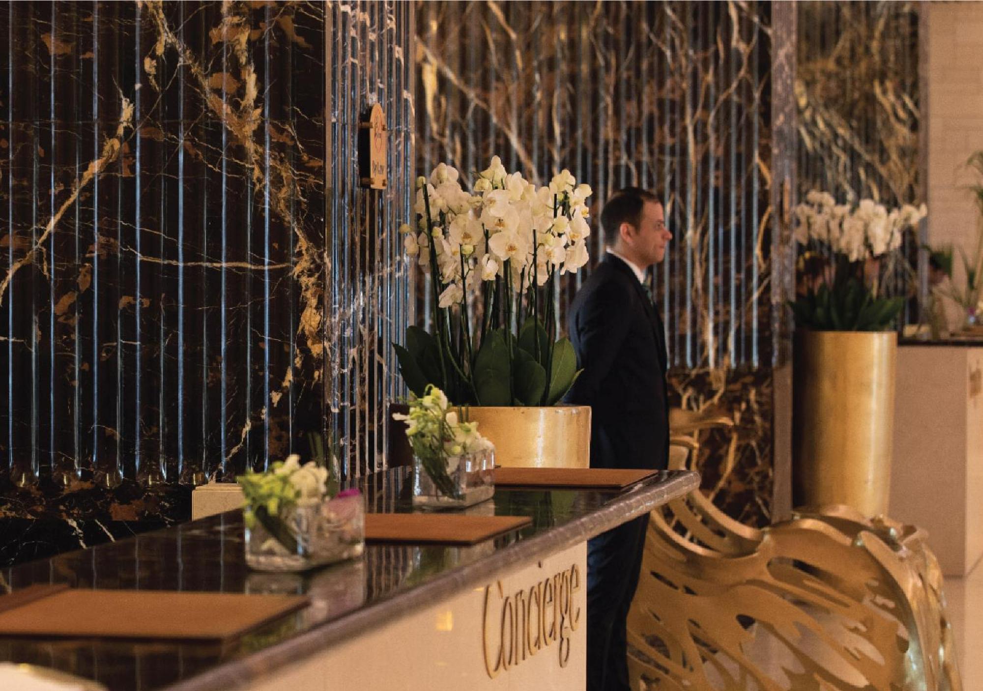 Jumeirah Messilah Beach Kuwait Kuwait City Luaran gambar Concierge at the Concierge Desk
