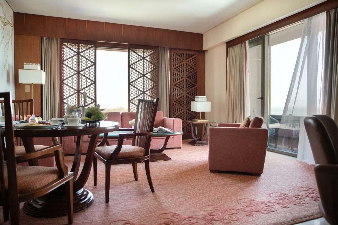 Jumeirah Messilah Beach Kuwait Kuwait City Luaran gambar A suite at the hotel